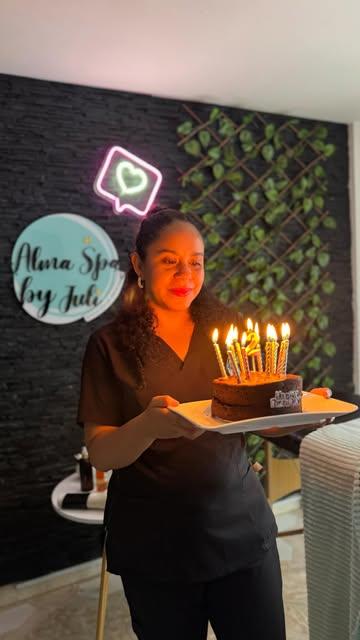 Juli con una torta de aniversario en el estudio