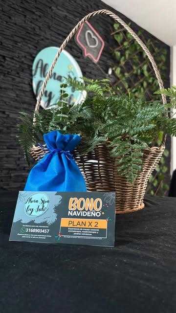 Bono navideño Plan x2 de Alma Spa junto a una canasta de regalo