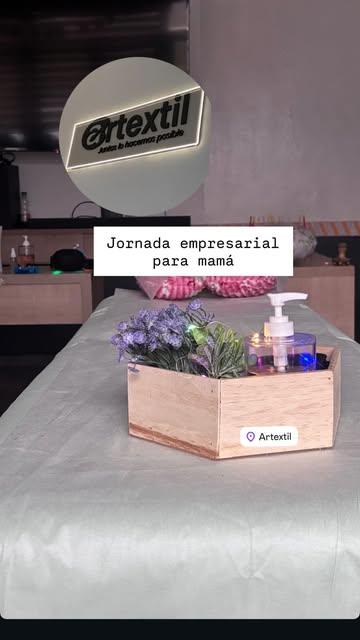 Camilla preparada con flores para una jornada empresarial