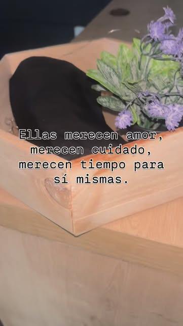 Camilla con lavanda y el mensaje: ellas merecen amor, cuidado y tiempo
